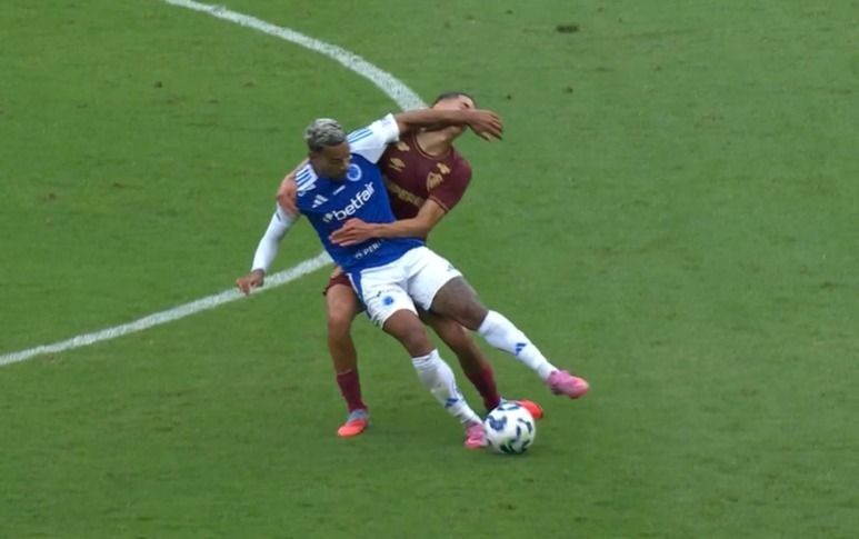 CBF divulga áudio da análise do VAR de lance polêmico em Cruzeiro x Fluminense; ouça