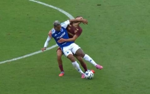 Matheus Pereira e Facundo Bernal protagnizaram lance polêmico em Cruzeiro x Fluminense