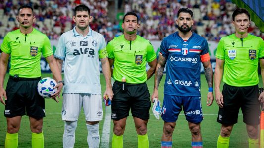 Kannemann, capitão do Grêmio, e Brítez, capitão do Fortaleza, ao lado do árbitro da partida