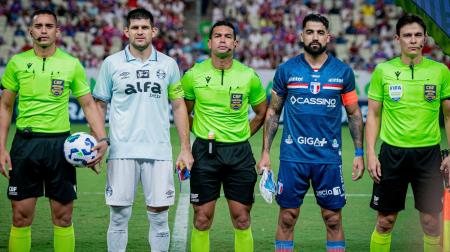 Kannemann, capitão do Grêmio, e Brítez, capitão do Fortaleza, ao lado do árbitro da partida