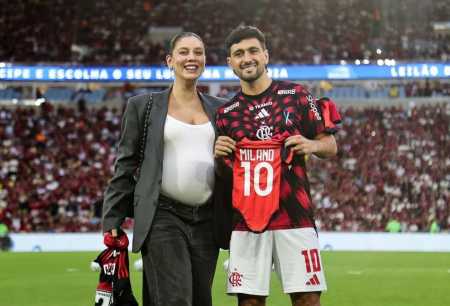 Arrascaeta ao lado da esposa, Camila