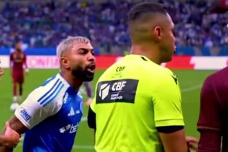 Gabigol discutindo com Freytes em empate entre Cruzeiro e Fluminense