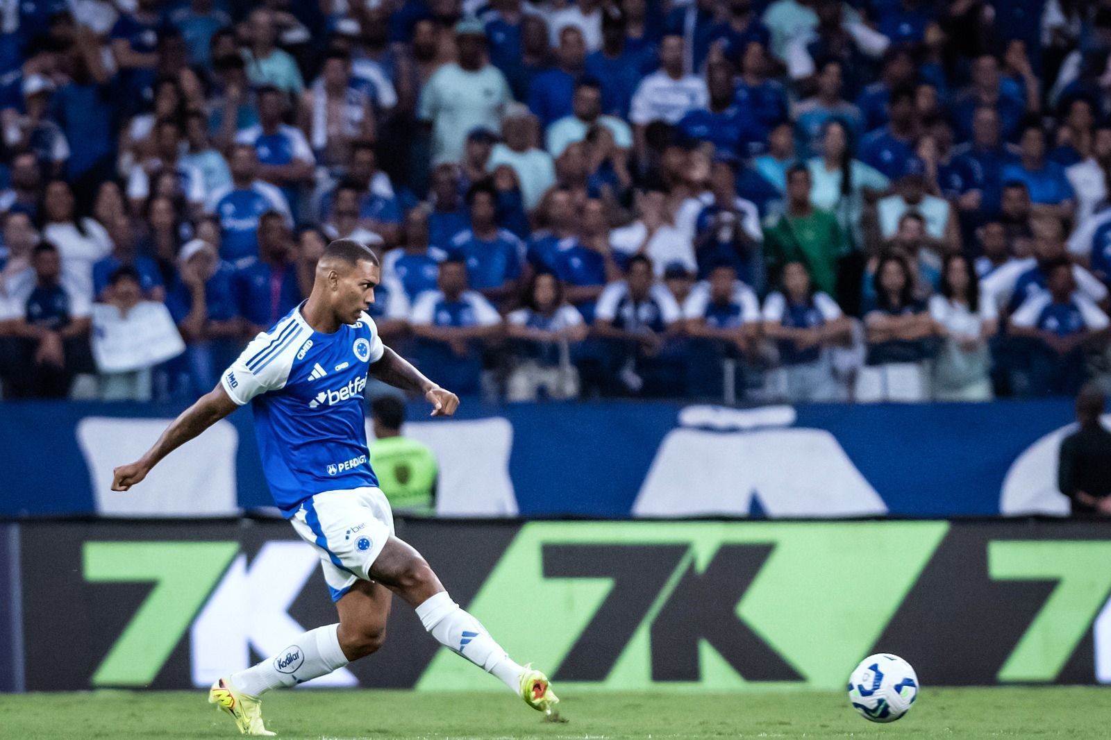 Volante do Cruzeiro ganha espaço com Jardim e emplaca sequência de jogos