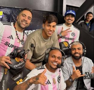 Kaio Jorge e Gabigol assistem a jogo da Kings League