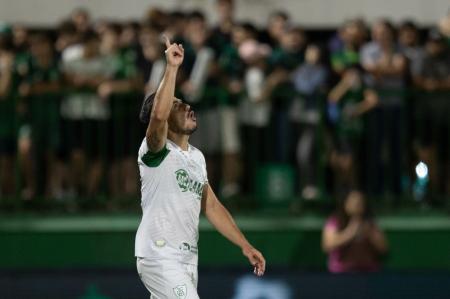 Willian Dubgod comemora gol na Arena Condá