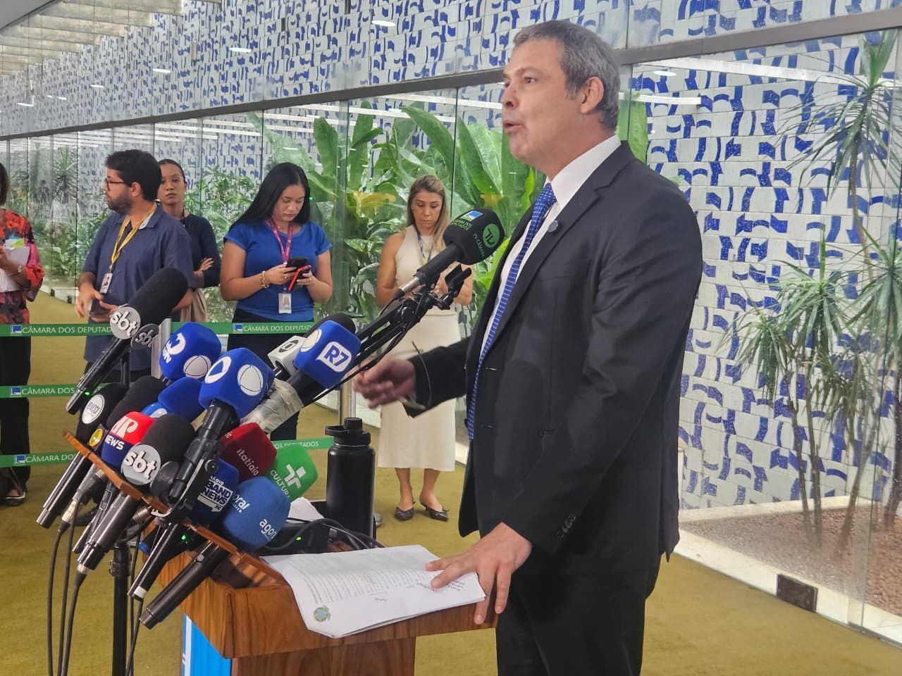 'PEC da bandidagem disfarçada': Lindbergh critica relatório de Derrite