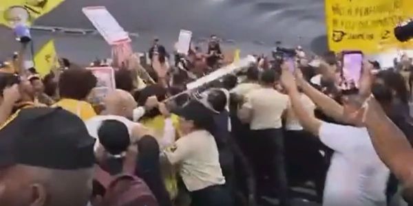 Manifestantes invadiram a Zona Azul da COP 30 em Belém, no Pará