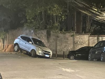 Um dos mortos estava em um carro, que foi cercado por equipes da Polícia Militar