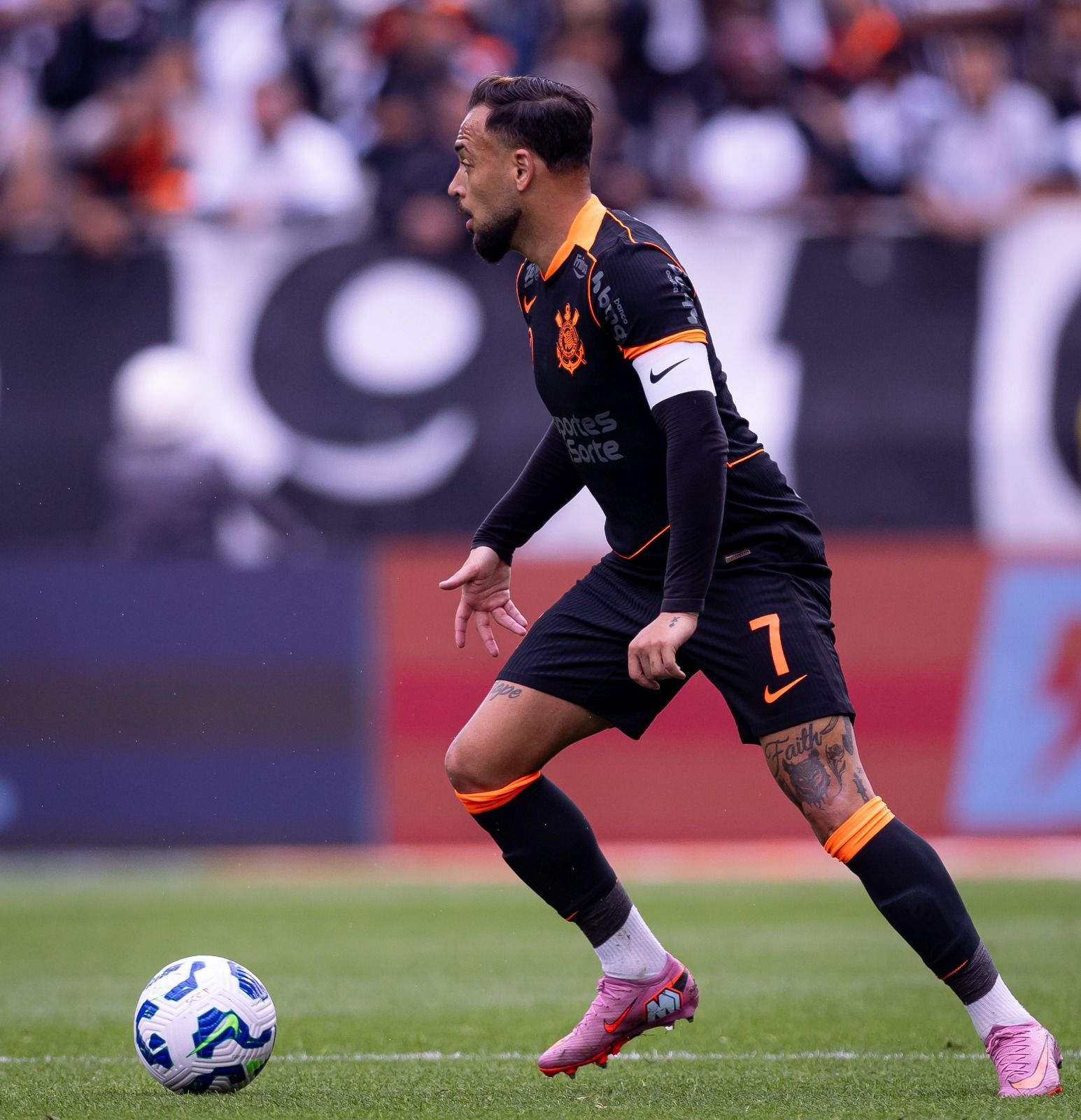 Diretor do Corinthians adota cautela para falar sobre futuro de Maycon
