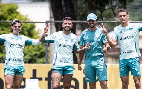 Matheus Henrique (centro) ao lado de Fagner e Janderson durante atividade no Cruzeiro