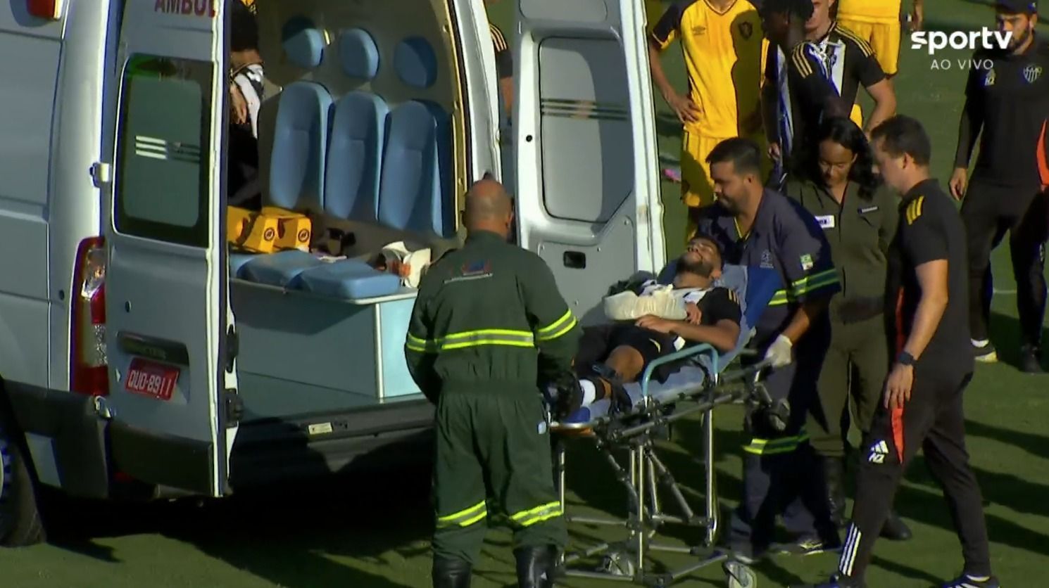 Meia do Atlético sofre fratura e deixa jogo pela Copa do Brasil Sub-20 de ambulância