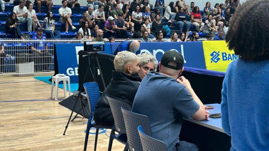 Gabigol, do Cruzeiro, ao lado de  Keyla Monadjemi, na Arena UniBH, nesta quarta-feira (12)