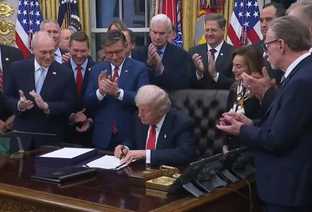 Trump assina fim do shutdown