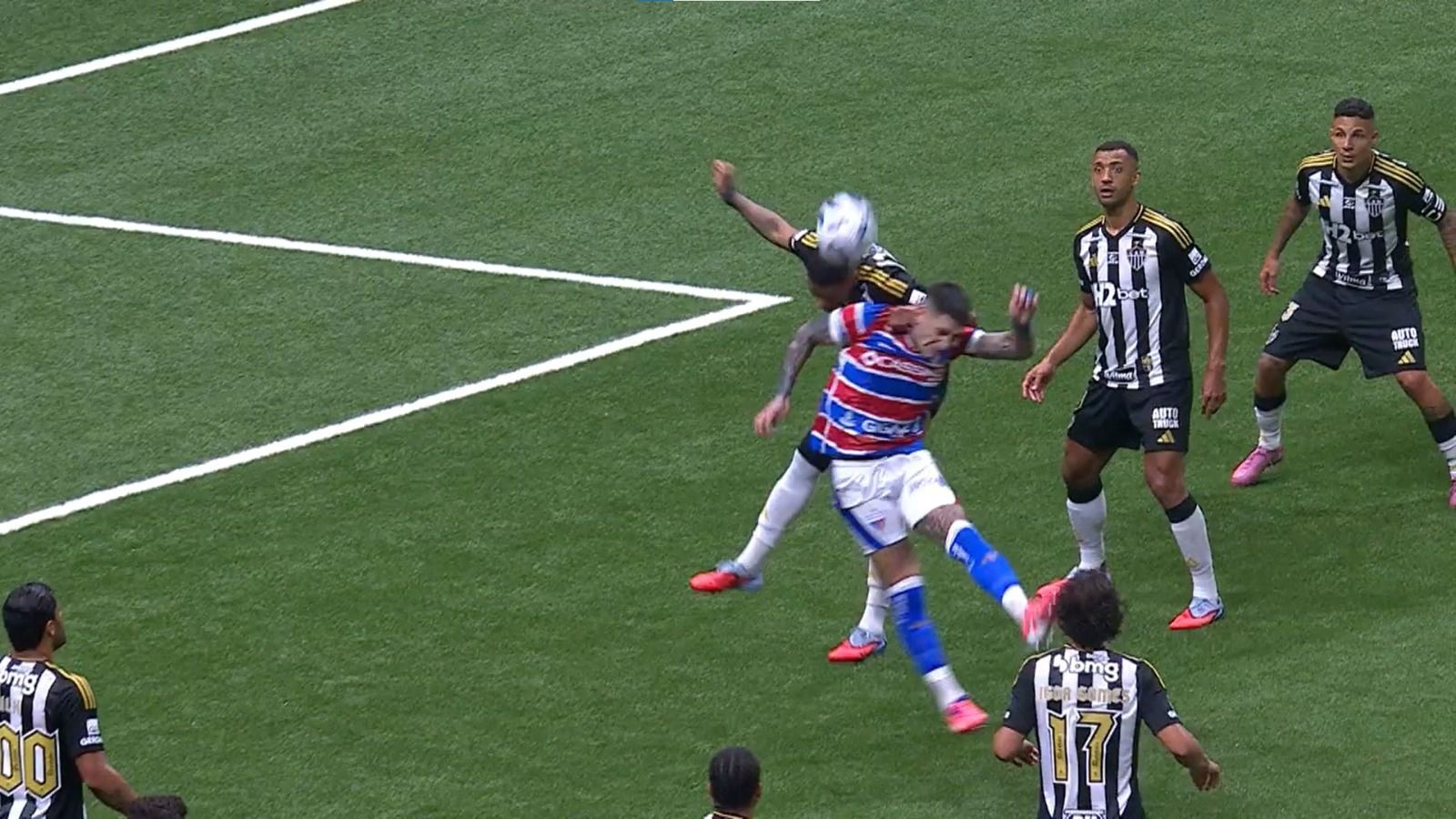Veja análise do VAR sobre pênalti marcado para o Fortaleza contra o Atlético