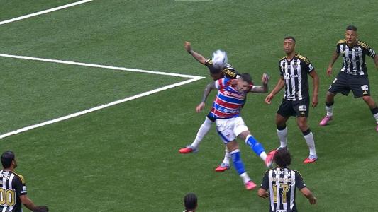 Lance em que Ruan Tressoldi atinge Gastón no empate entre Atlético e Fortaleza