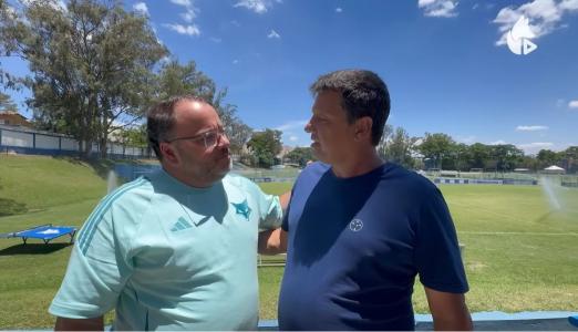 Fred Cascardo, ex-diretor das categorias de base do Cruzeiro, ao lado de Adilson Batista • Reprodução/TV Cruzeiro
