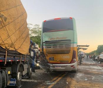 Imagem de um engavetamento fatal envolvendo dois veículos, no Norte de Minas