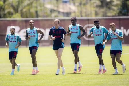 Filipe Luís terá 11 desfalques para o próximo jogo do Flamengo diante do Sport