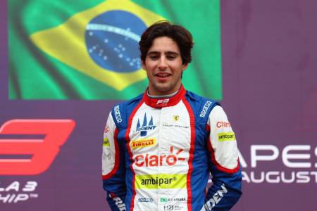 Rafa Câmara, piloto brasileiro, em pódio na etapa da Hungria da Fórmula 3