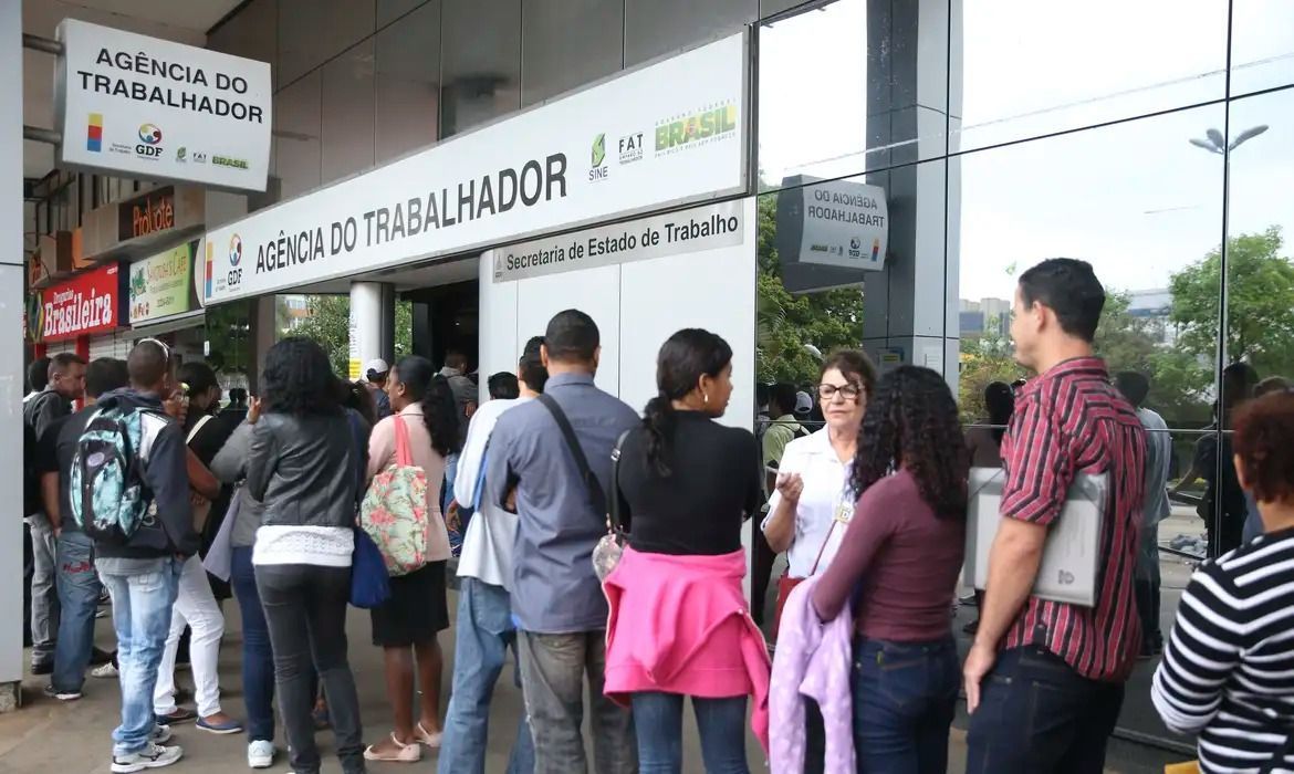 Desocupação segue baixa em Minas, mas número de ocupados recua
