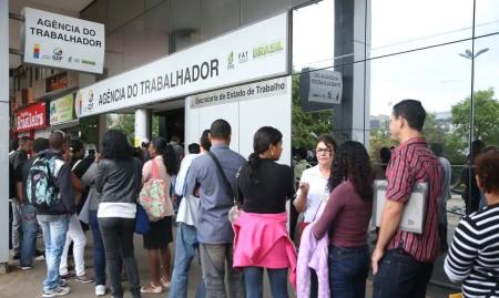 Fila na Agência do Trabalhador