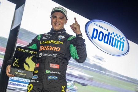 Felipe Massa celebra pole position na etapa de Cuiabá da Stock Car