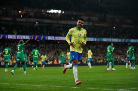 Casemiro, da Seleção Brasileira, celebra gol sobre Senegal neste sábado (15)