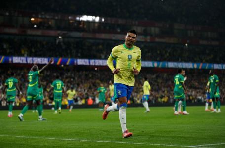 Casemiro, da Seleção Brasileira, celebra gol sobre Senegal neste sábado (15)