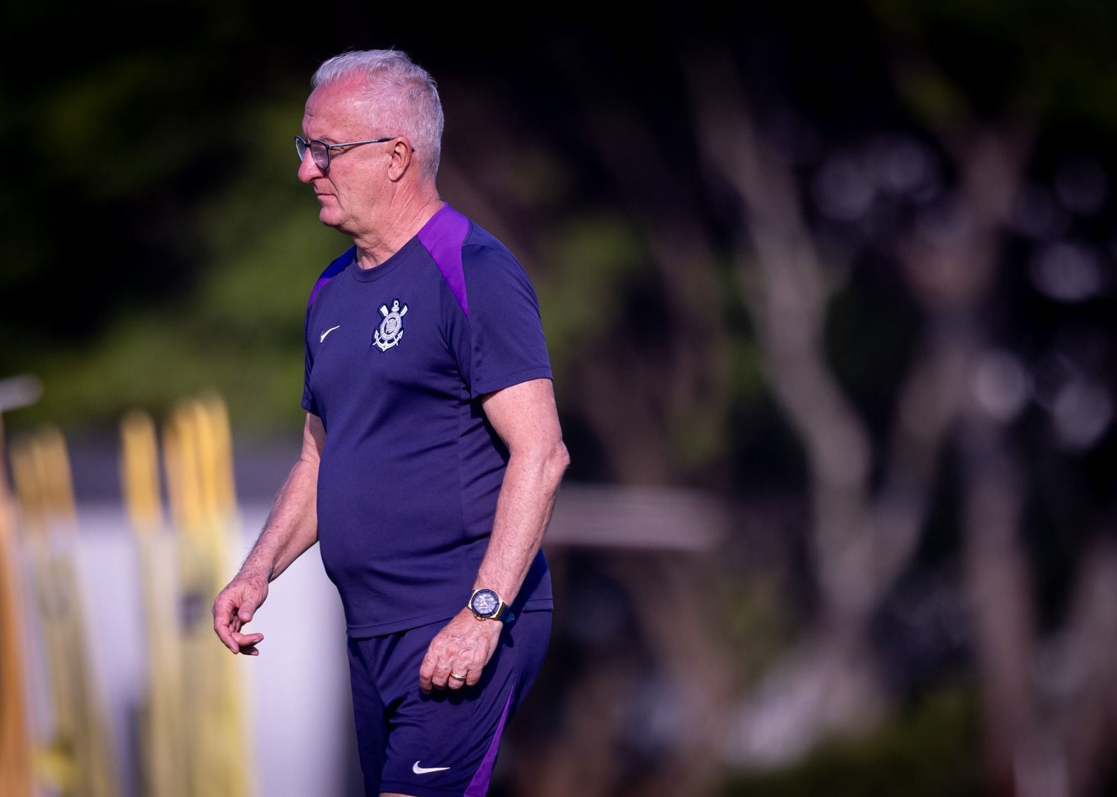 Preocupa? Volante do Corinthians sente problema físico e não participa de treino