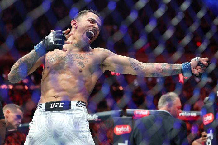 Carlos Prates comemora vitória no UFC