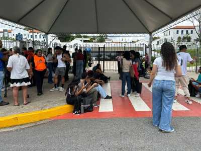 Alunos na porta da PUC Minas - campus Coração Eucarístico