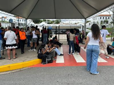 Alunos na porta da PUC Minas - campus Coração Eucarístico