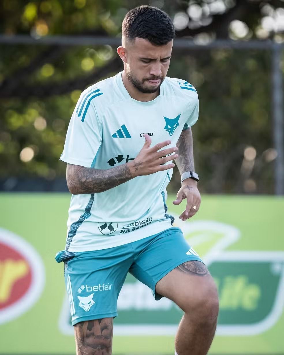 Sem jogar há mais de um mês, meia participa de treino no Cruzeiro