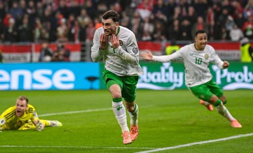 Troy Parrott, da Seleção Irlandesa, comemora gol sobre a Hungria