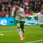 Irlanda faz gol salvador no fim, vira sobre Hungria e segue viva por vaga na Copa