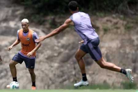 Jordan Barrera em atividade com o elenco do Botafogo
