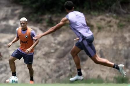 Jordan Barrera em atividade com o elenco do Botafogo