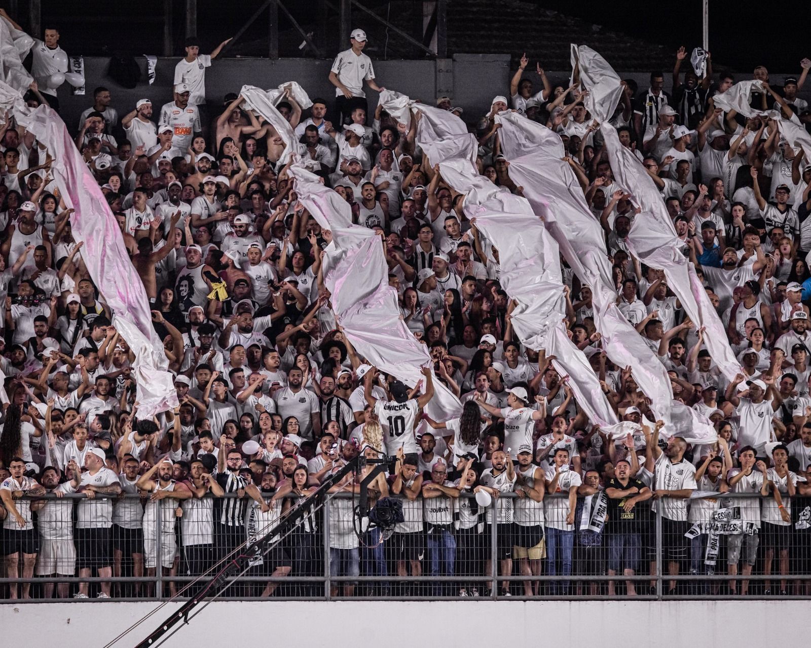 Diretoria do Santos reclama de ação da PM contra torcedores em clássico
