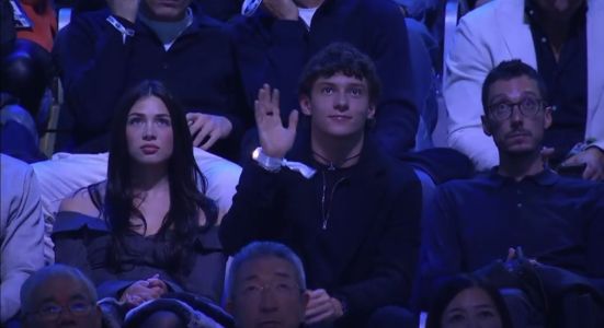 Kimi Antonelli, piloto da Mercedes na Fórmula 1, ao lado da namorada Eliska Babickova