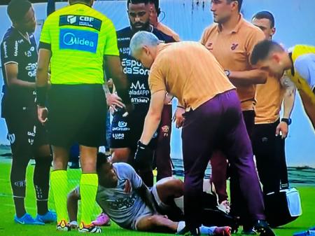 Léo Derik foi atendido no campo antes de sair do jogo