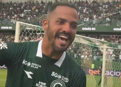 Anselmo Ramon, ex-Cruzeiro, comemorando gol pelo Goiás