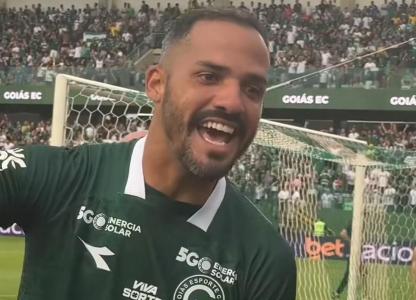 Anselmo Ramon, ex-Cruzeiro, comemorando gol pelo Goiás