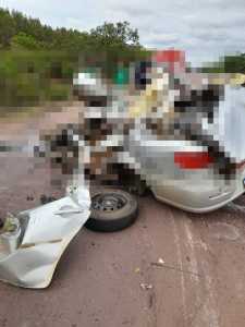 Força da batida deixou o carro completamente destruído, e fez o ônibus sair da pista