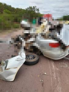 Força da batida deixou o carro completamente destruído, e fez o ônibus sair da pista