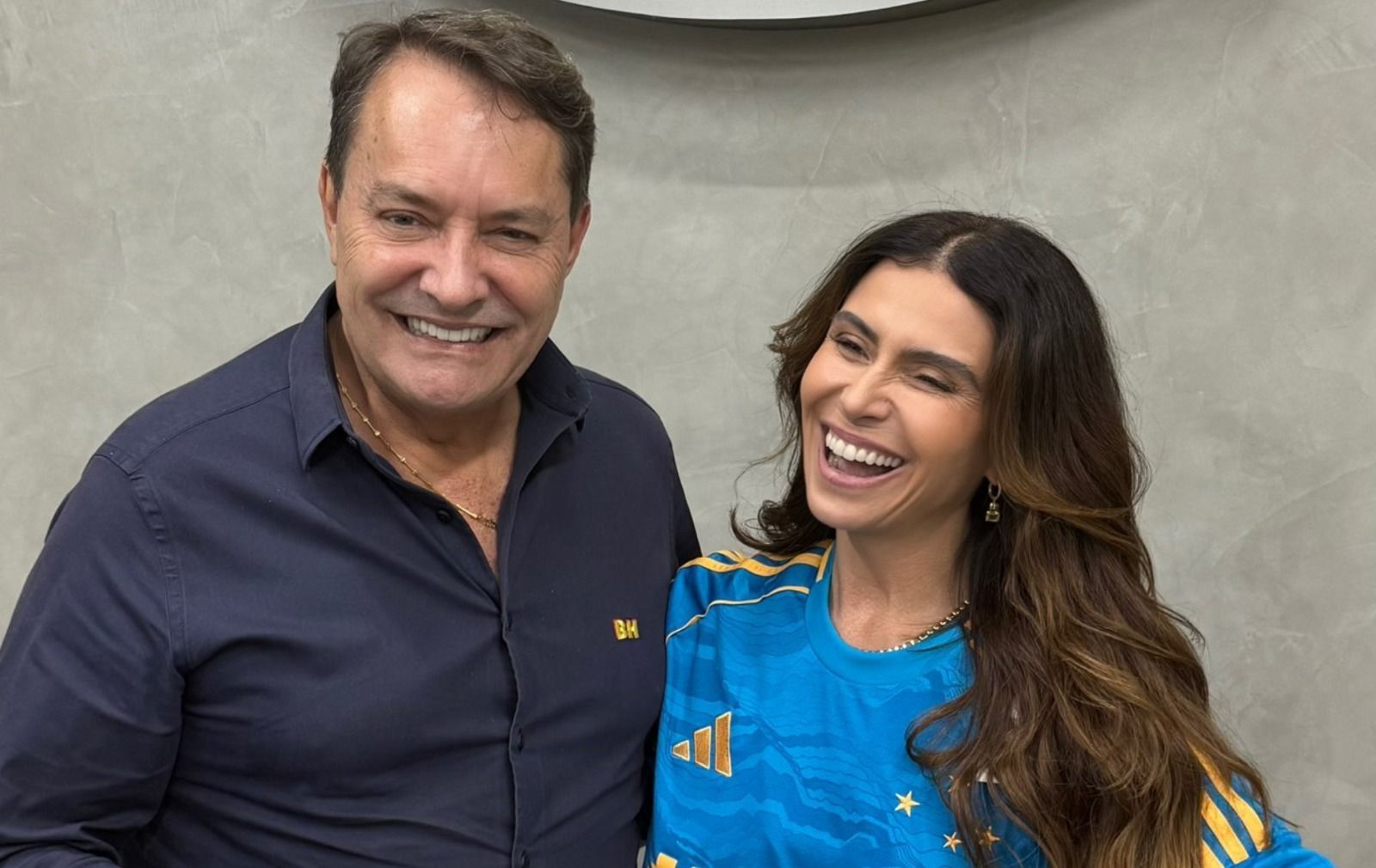 Com camisa do Cruzeiro, ex-atriz da Globo posa ao lado de Pedrinho e agita torcedores