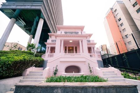 A Casa Rosada Gasmig Minas é um casarão histórico de 1929, um raro exemplar da primeira fase de ocupação da rua da Bahia