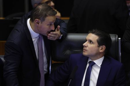 O relator do projeto, Guilherme Derrite (PP-SP), e o presidente da Câmara, Hugo Motta (Republicanos-PB)