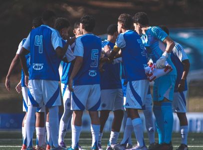 Jogadores das categorias de base do Cruzeiro reunidos antes de jogo