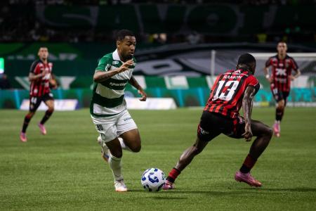 Allan foi o melhor jogador do Palmeiras no empate com o Vitória