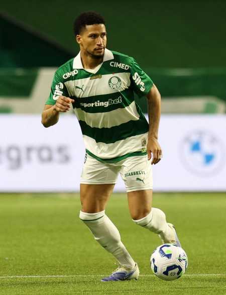 Murilo, zagueiro do Palmeiras, em ação contra o Vitória